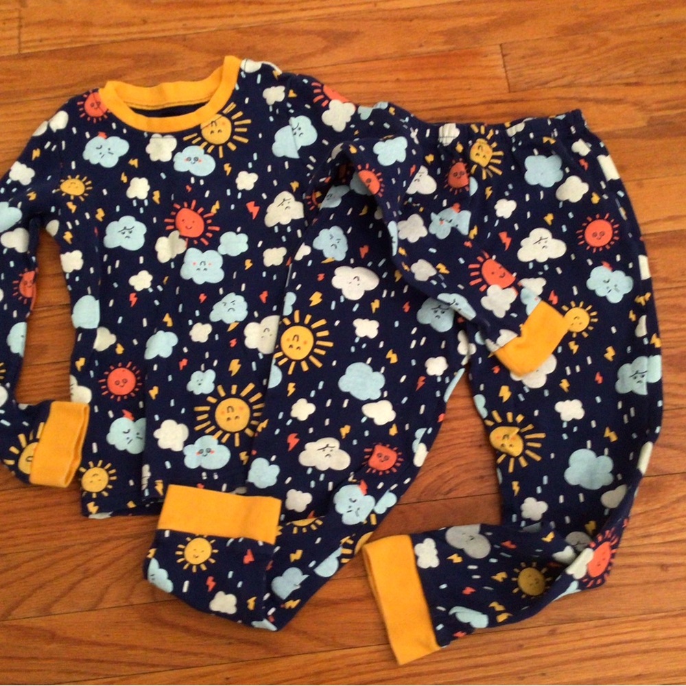 TUCKER AND TATE OF SUNS, CLOUDS,RAINDROPS AND LIGHTNING BOLTS- PAJAMAS- SZ 6